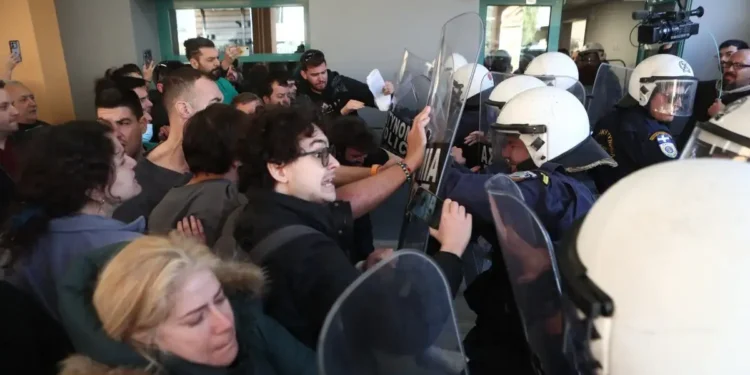 Ο Άδωνις Γεωργιάδης για τα επεισόδια έξω από το Γενικό Κρατικό Νίκαιας: «Κινδύνευσε η σωματική μου ακεραιότητα – Η βία δεν είναι νόμιμο δικαίωμα»