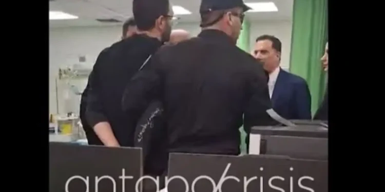 Επεισόδια στο Γενικό Κρατικό Νίκαιας: Νέο βίντεο από τον γιατρό που συνελήφθη – «Χυδαία συκοφαντία, ο υπουργός με απείλησε με απόλυση»
