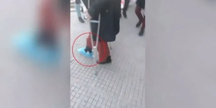 Νηπιαγωγός μηνύει το δημόσιο: Την υποχρέωσαν να γυρίσει στο σχολείο με σπασμένο πόδι μετά από ατύχημα που είχε εν ώρα εργασίας