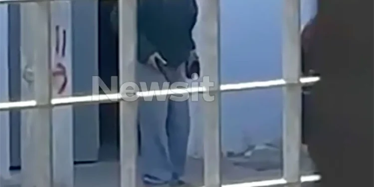 Ρέντη: Βίντεο ντοκουμέντο από τη στιγμή που ο 84χρονος απειλεί με το πιστόλι τους μαθητές του Γυμνασίου