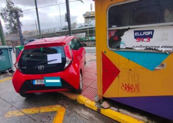 Οδηγός κάνει το παρκάρισμα της χρονιάς στο Νέο Φάληρο και γίνεται viral -Το σημείωμα που του άφησαν στο παρμπρίζ