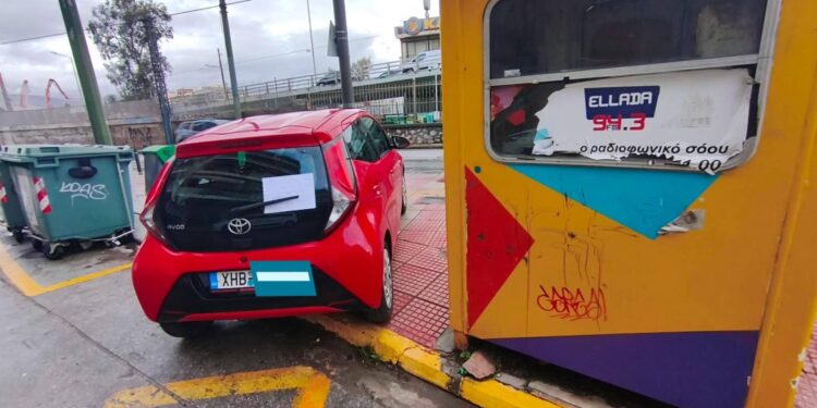 Οδηγός κάνει το παρκάρισμα της χρονιάς στο Νέο Φάληρο και γίνεται viral -Το σημείωμα που του άφησαν στο παρμπρίζ