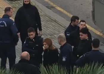 Η Ρούλα Πισπιρίγκου με μπαστούνι στο Εφετείο στη δίκη για τους θανάτους της Ίριδας και της Μαλένας