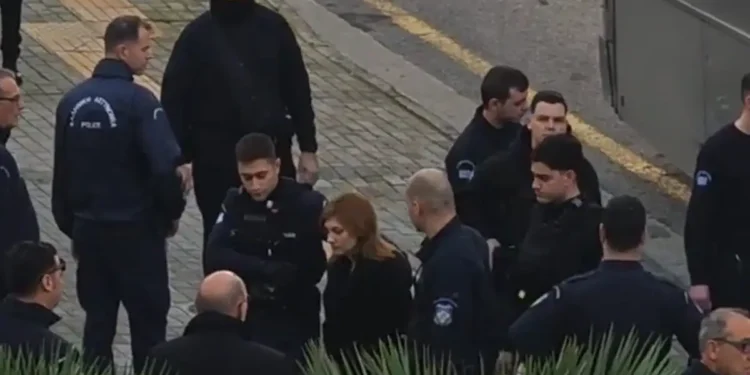 Η Ρούλα Πισπιρίγκου με μπαστούνι στο Εφετείο στη δίκη για τους θανάτους της Ίριδας και της Μαλένας