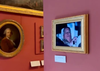 Διασυρμός για τον έκπτωτο πρίγκιπα Άντριου: Ακτιβιστές κρέμασαν στο Λούβρο τη φωτογραφία από τη σύλληψή του