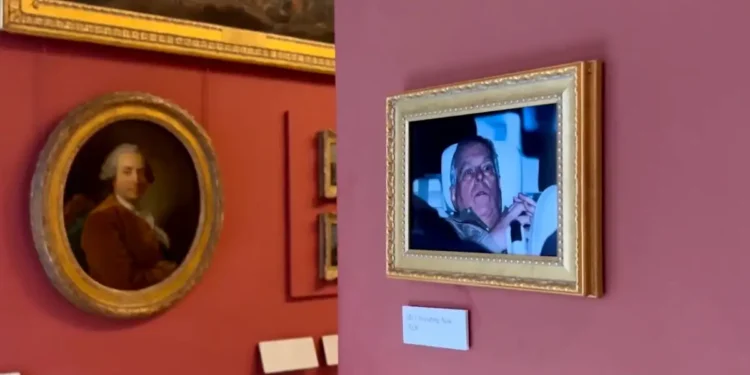 Διασυρμός για τον έκπτωτο πρίγκιπα Άντριου: Ακτιβιστές κρέμασαν στο Λούβρο τη φωτογραφία από τη σύλληψή του