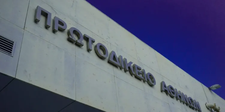 Δικηγόρος στο Πρωτοδικείο Αθηνών οπλοφορούσε σε δίκη: «Ηταν σε εμφανές σημείο στη μέση του», λένε οι δικαστές