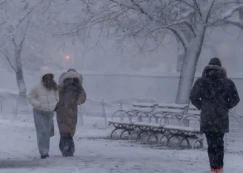 Η Νέα Υόρκη θάφτηκε στο χιόνι: Έφτασε τα 50 εκατοστά, απαγόρευση κυκλοφορίας – Μαγευτικές εικόνες