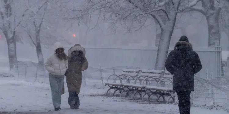 Η Νέα Υόρκη θάφτηκε στο χιόνι: Έφτασε τα 50 εκατοστά, απαγόρευση κυκλοφορίας – Μαγευτικές εικόνες
