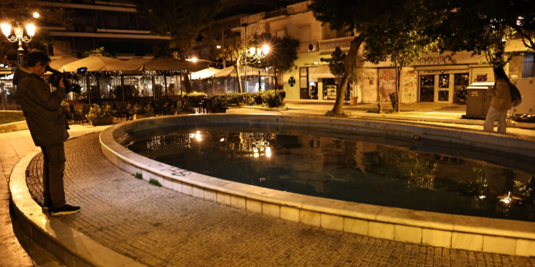 «Πού πήγε το παιδί;» – Συγκλονίζει αυτόπτης μάρτυρας για τη στιγμή που το κοριτσάκι βρέθηκε στο σιντριβάνι