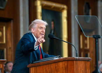 Επίθεση Τραμπ στις μουσουλμάνες βουλευτές που διέκοψαν την ομιλία του: «Μπείτε σε μια βάρκα μαζί με τον Ντε Νίρο και γυρίστε από εκεί που ήρθατε»