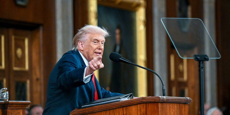 Επίθεση Τραμπ στις μουσουλμάνες βουλευτές που διέκοψαν την ομιλία του: «Μπείτε σε μια βάρκα μαζί με τον Ντε Νίρο και γυρίστε από εκεί που ήρθατε»