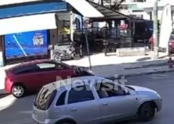 Βίντεο ντοκουμέντο από το άγριο επεισόδιο στο κέντρο της Αθήνας με τον οδηγό μηχανής και τον 70χρονο οδηγό που έβγαλε μαχαίρι