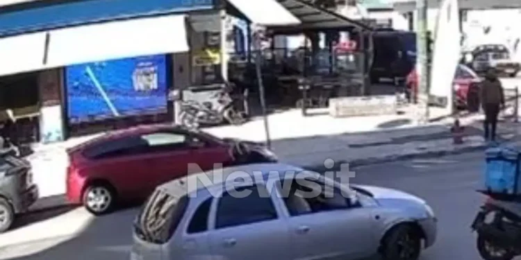 Βίντεο ντοκουμέντο από το άγριο επεισόδιο στο κέντρο της Αθήνας με τον οδηγό μηχανής και τον 70χρονο οδηγό που έβγαλε μαχαίρι