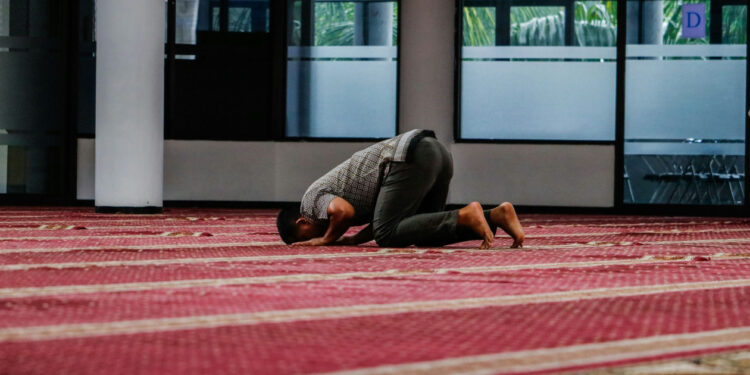 Μπαγκλαντεσιανός συνελήφθη να λειτουργεί παράνομο τζαμί στην Αθήνα – Εντολή για να απελαθεί