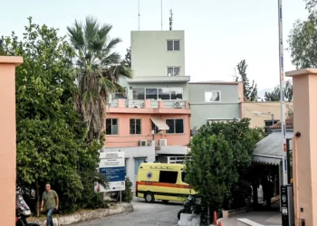 Στα χέρια της ΕΛ.ΑΣ. η μητέρα του μωρού που νοσηλεύεται με τραύματα στο Καραμανδάνειο – Βρέθηκαν και δαγκωματιές στο σώμα του