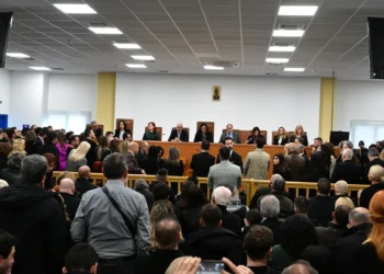 Διεκόπη για την 1η Απριλίου η δίκη για τα Τέμπη: Λιποθυμίες και γιουχαρίσματα – «Βρείτε άλλη αίθουσα», φώναζαν οι συγγενείς