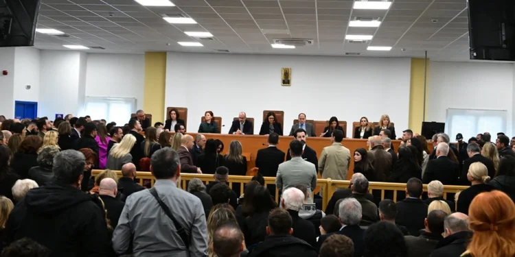 Διεκόπη για την 1η Απριλίου η δίκη για τα Τέμπη: Λιποθυμίες και γιουχαρίσματα – «Βρείτε άλλη αίθουσα», φώναζαν οι συγγενείς