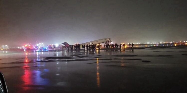 Νέα Υόρκη: Αεροσκάφος CRJ-900 της Air Canada Express συγκρούστηκε με όχημα στο έδαφος