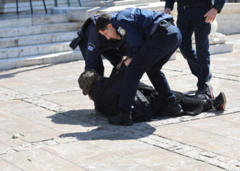 Κηδεία Μαρινέλλας: Η Ελένη Λουκά προσπάθησε να εισβάλει στη Μητρόπολη – «Είναι ειδωλολατρία αυτό που κάνετε»