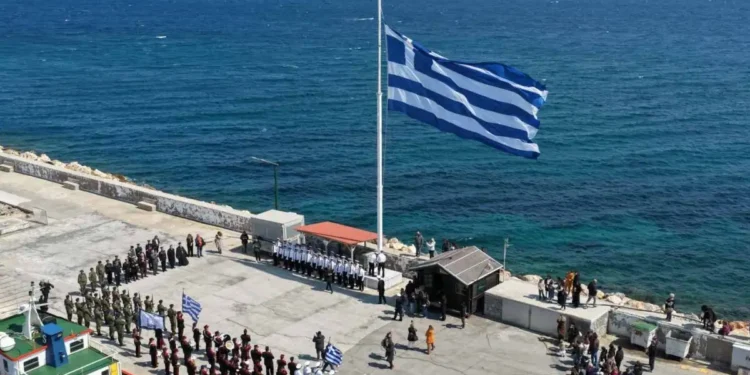 25η Μαρτίου: Σκίστηκε από τον αέρα η γιγαντιαία ελληνική σημασία που υψώθηκε στο λιμάνι της Χίου