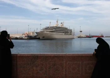 Επίθεση στο Ιράν: 20.000 ναυτικοί και 15.000 επιβάτες κρουαζιερόπλοιων αποκλεισμένοι στον Περσικό Κόλπο