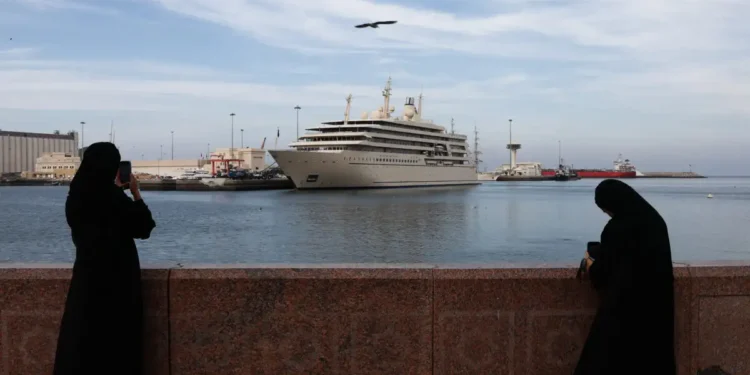 Επίθεση στο Ιράν: 20.000 ναυτικοί και 15.000 επιβάτες κρουαζιερόπλοιων αποκλεισμένοι στον Περσικό Κόλπο