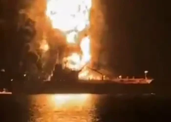 Μέση Ανατολή: Συγκλονιστικά βίντεο από τη διάσωση του πληρώματος του δεξαμενόπλοιου Zephyros που χτυπήθηκε στον Περσικό Κόλπο