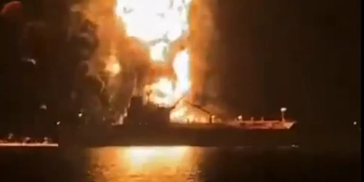 Μέση Ανατολή: Συγκλονιστικά βίντεο από τη διάσωση του πληρώματος του δεξαμενόπλοιου Zephyros που χτυπήθηκε στον Περσικό Κόλπο