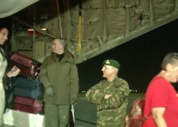 Στην Ελευσίνα το C-130 με 91 Ελληνες που επαναπατρίστηκαν από το Άμπου Ντάμπι