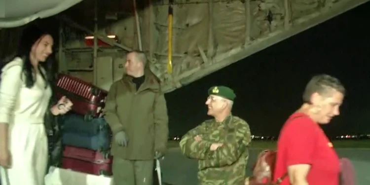 Στην Ελευσίνα το C-130 με 91 Ελληνες που επαναπατρίστηκαν από το Άμπου Ντάμπι