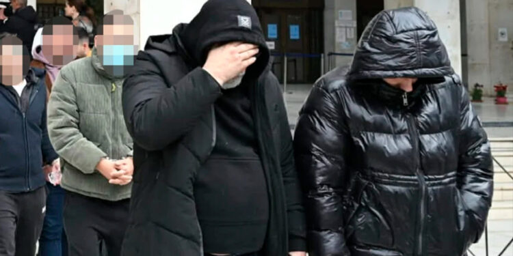 Το ψητοπωλείο φάντασμα με τους 323 εργαζόμενους του κυκλώματος των διασήμων, ο αχυράνθρωπος και η γυναίκα που «δούλευε» χωρίς να το ξέρει