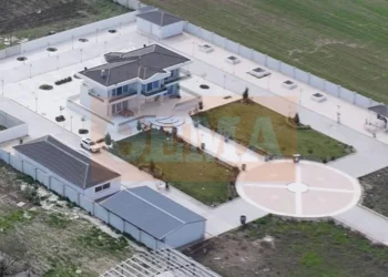 Οικογένεια Ρομά που εμπλέκεται στην απάτη με τις χρυσές λίρες είχε μέχρι και ελικοδρόμιο στη βίλα της, δείτε εικόνες