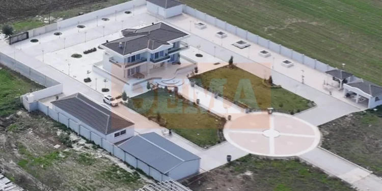 Οικογένεια Ρομά που εμπλέκεται στην απάτη με τις χρυσές λίρες είχε μέχρι και ελικοδρόμιο στη βίλα της, δείτε εικόνες