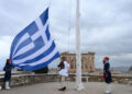 25η Μαρτίου: Η γαλανόλευκη υψώνεται περήφανα στην Ακρόπολη – Δείτε εικόνες με την έπαρση της σημαίας