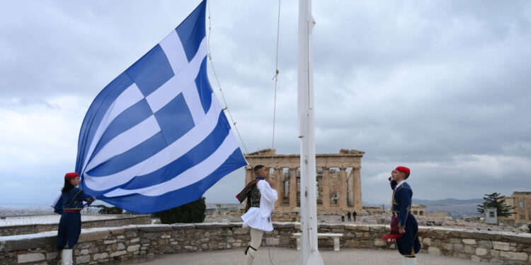 25η Μαρτίου: Η γαλανόλευκη υψώνεται περήφανα στην Ακρόπολη – Δείτε εικόνες με την έπαρση της σημαίας