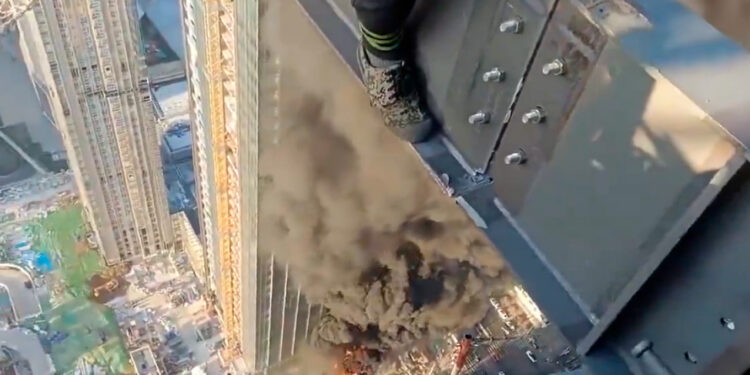 Τρομακτικό βίντεο: Κινέζοι εργάτες σε σκαλωσιά στο Τελ Αβίβ βλέπουν κτίριο από κάτω τους να έχει χτυπηθεί από πύραυλο