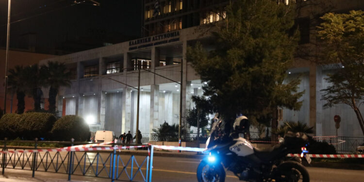 ΓΑΔΑ: Σουδανός με ποινικό παρελθόν ο άνδρας που απειλούσε με χειροβομβίδα να ανατιναχθεί