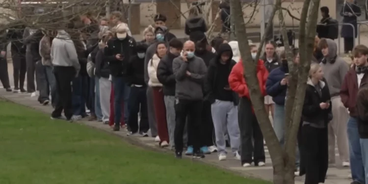 Ένα πάρτι προκάλεσε επιδημία μηνιγγίτιδας στη Βρετανία: Νεκροί, δεκάδες κρούσματα και μαζική χορήγηση αντιβιοτικών σε νέους