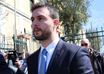 Κωνσταντίνος Φλώρος: Ένοχος για τον ξυλοδαρμό του Βασίλη Γραμμένου – Τέσσερα χρόνια φυλάκιση με αναστολή η ποινή του