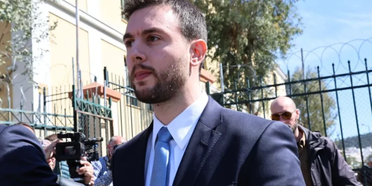 Κωνσταντίνος Φλώρος: Ένοχος για τον ξυλοδαρμό του Βασίλη Γραμμένου – Τέσσερα χρόνια φυλάκιση με αναστολή η ποινή του