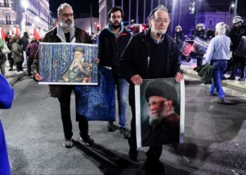 Με πορτρέτο του Αλί Χαμενεΐ εμφανίστηκε ο Παναγιώτης Λαφαζάνης σε αντιπολεμική συγκέντρωση στο Σύνταγμα