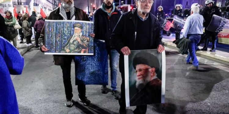 Με πορτρέτο του Αλί Χαμενεΐ εμφανίστηκε ο Παναγιώτης Λαφαζάνης σε αντιπολεμική συγκέντρωση στο Σύνταγμα