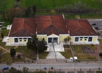 Σε αυτό το κτίριο θα γίνει η πολύκροτη δίκη για την τραγωδία των Τεμπών, δείτε βίντεο από drone