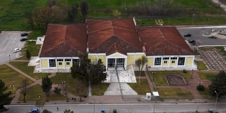 Σε αυτό το κτίριο θα γίνει η πολύκροτη δίκη για την τραγωδία των Τεμπών, δείτε βίντεο από drone