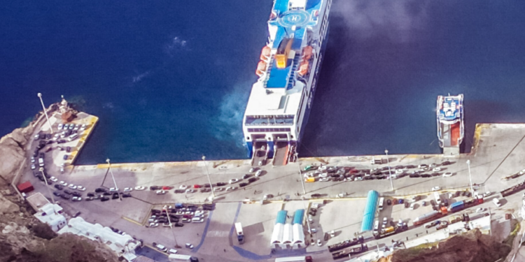 Κλειστό το λιμάνι στη Σαντορίνη – «Καταπονημένα» τα πρανή από σεισμούς