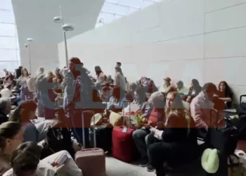 Κοσμοσυρροή στο αεροδρόμιο του Ντουμπάι: Χιλιάδες επιβάτες εγκλωβισμένοι μετά την αναστολή πτήσεων, δείτε βίντεο