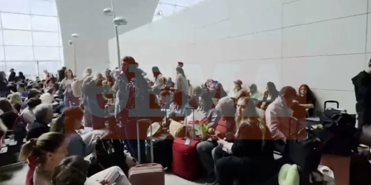 Κοσμοσυρροή στο αεροδρόμιο του Ντουμπάι: Χιλιάδες επιβάτες εγκλωβισμένοι μετά την αναστολή πτήσεων, δείτε βίντεο