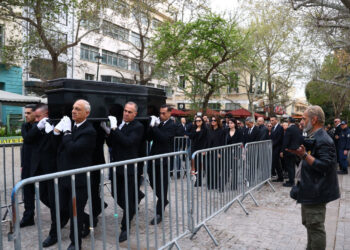 Μαρινέλλα: Στη Μητρόπολη Αθηνών η σορός της – Συγκίνηση, δάκρυα και χειροκροτήματα