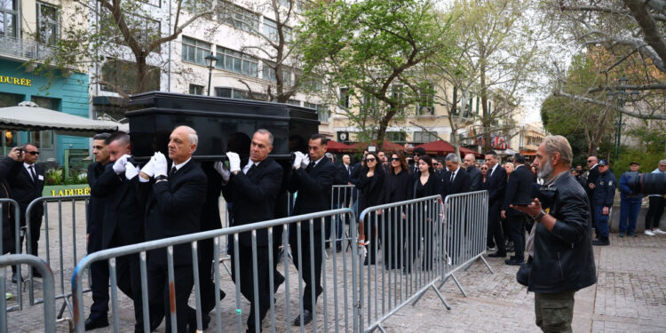 Μαρινέλλα: Στη Μητρόπολη Αθηνών η σορός της – Συγκίνηση, δάκρυα και χειροκροτήματα